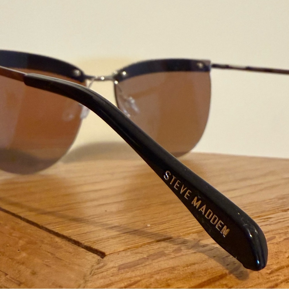 Steve Madden Blue Sunglasses with Silver Details - Picture 3 of 3
